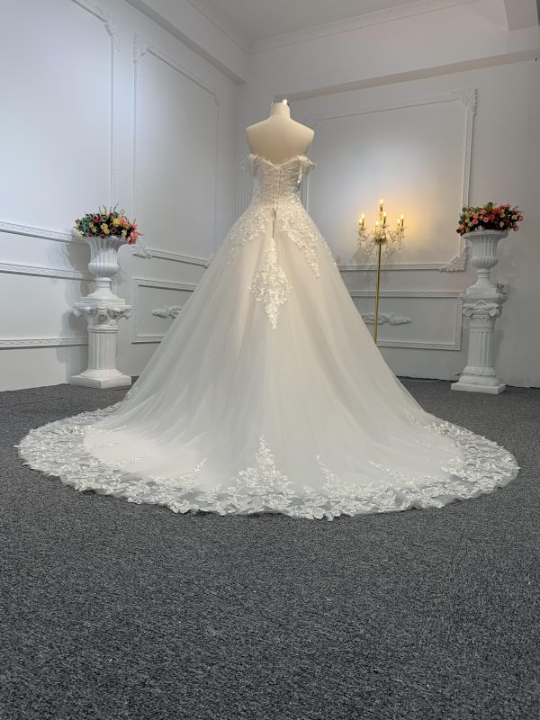 29686-The Embroidery Lace Wedding Dress With Tail - Image 4