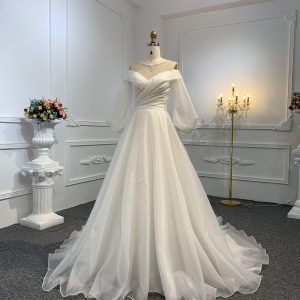 Z020-The Organza Long Sleeve Sweetheart Neckline Wedding Gown With Long Tail