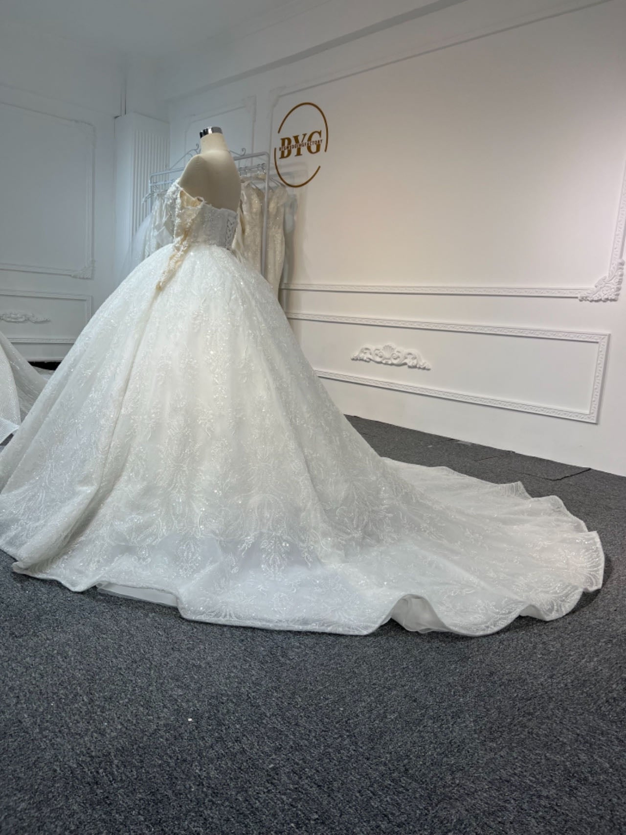 BYG-#Z306-LONG-SLEEVED ONE-SHOULDER PRINCESS-STYLE LUXURIOUS 3D LACE EMBROIDERY MAIN WEDDING DRESS WITH BIG TRAILING TAIL - Image 3