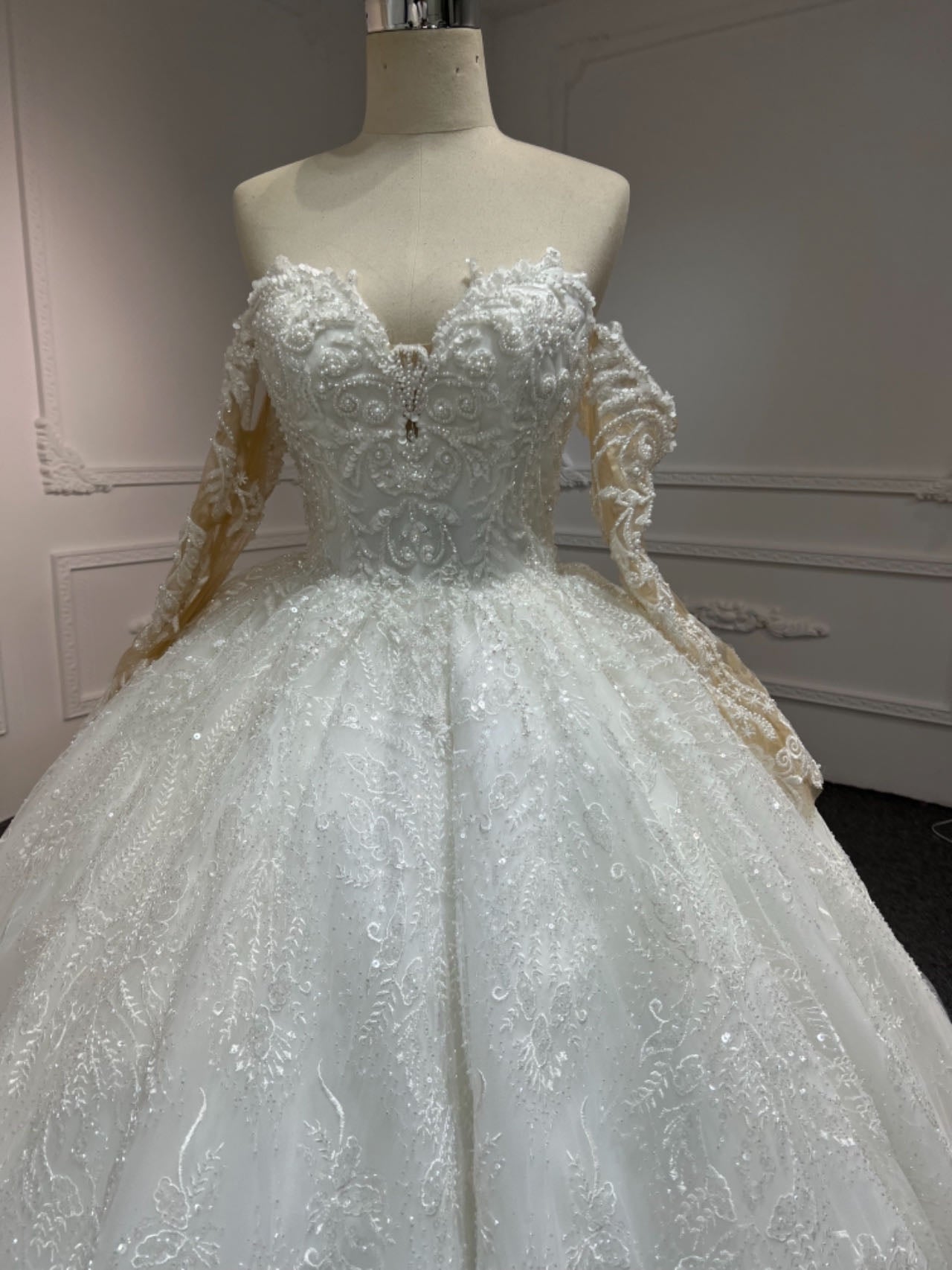 BYG-#Z306-LONG-SLEEVED ONE-SHOULDER PRINCESS-STYLE LUXURIOUS 3D LACE EMBROIDERY MAIN WEDDING DRESS WITH BIG TRAILING TAIL - Image 4