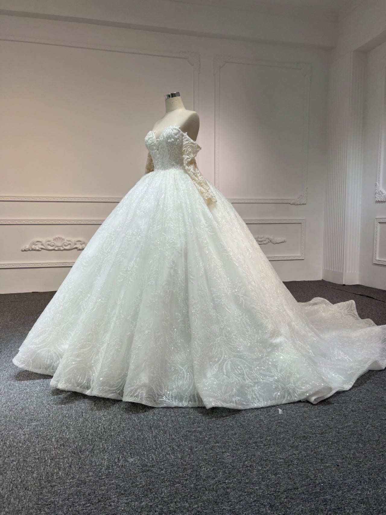 BYG-#Z306-LONG-SLEEVED ONE-SHOULDER PRINCESS-STYLE LUXURIOUS 3D LACE EMBROIDERY MAIN WEDDING DRESS WITH BIG TRAILING TAIL - Image 2