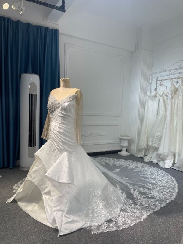 BYGM230706A Long Sleeve Luxurious Pearl Wedding Dress Mermaid Dress - Image 2