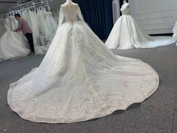 BYG # Z315 Long-sleeved sweetheart neckline, luxurious lace beading ball gown dress - Image 3