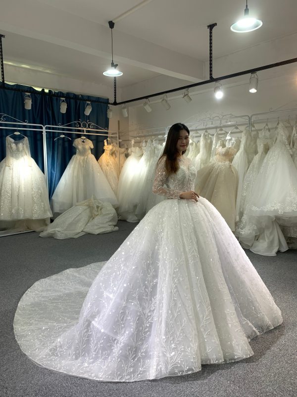 BYG high quality lace flower long sleeves wedding gown - Image 4